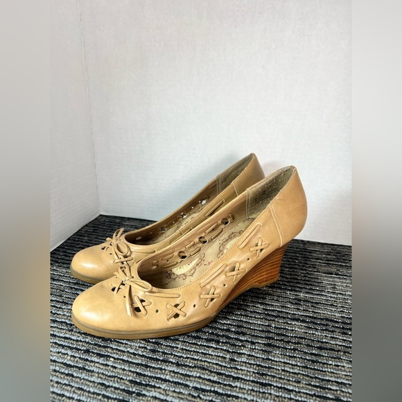 Tan Wedges- Size: 10 - Picture 2 of 8